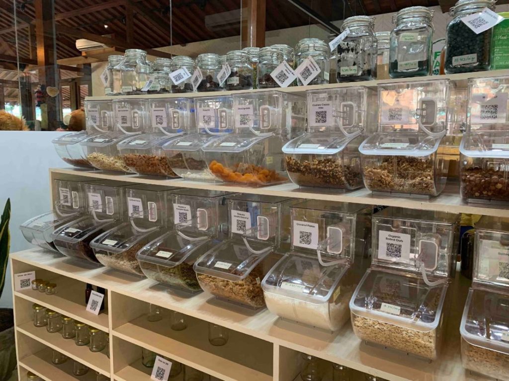 Zero Waste Bali sells various edibles, from coconut flakes to rolled oats. Photo: Sheany/Coconuts Media