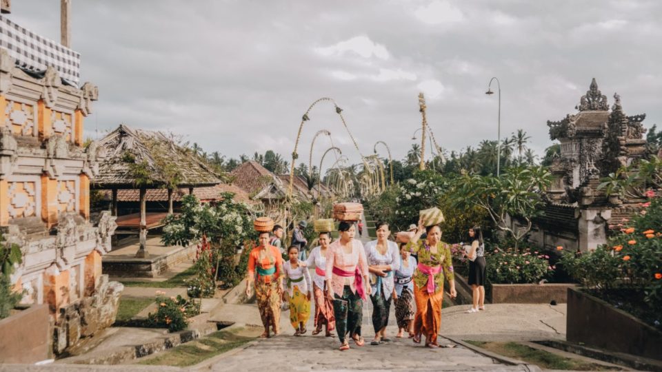 A photo of Balinese women in traditional clothing. Photo: Unsplash