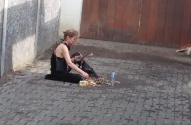 The woman, identified as JA, had reportedly been wandering around Canggu with a dog on Tuesday evening, and acted as if nothing’s wrong even after randomly banging on doors. Photo: Istimewa via Kompas