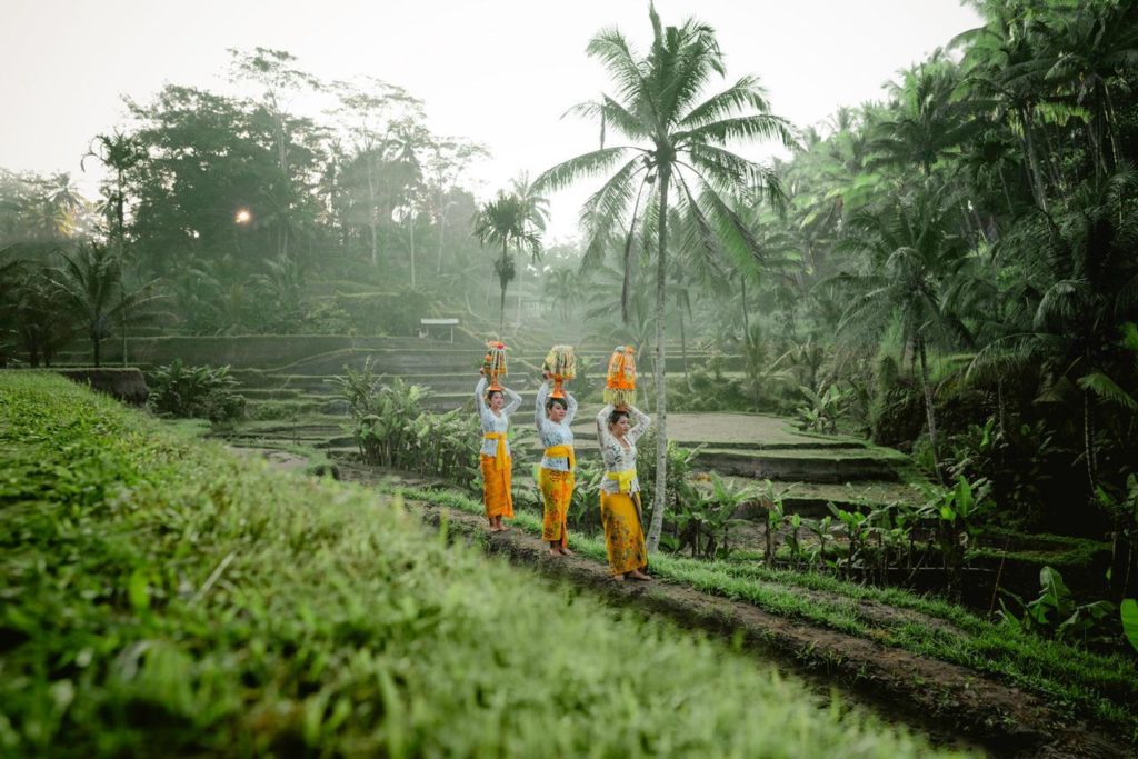 A scene featuring women in traditional clothing in Bali. Photo: Ministry of Tourism and Creative Economy